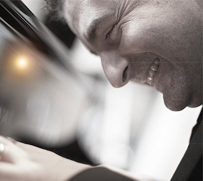 Claude Tedesco au piano, de profil